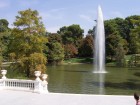Jet d'eau � proximit� du Palais de Cristal dans le parc du Retiro