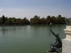 �tang du parc du Retiro avec une statue du monument � Alfonso XII