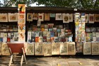 Un stand de bouquiniste non loin de la Cath�drale Notre-Dame de Paris