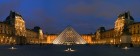 La pyramide du Louvre au coucher du soleil. Cette version a des couleurs am�lior�es