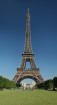 La tour Eiffel vue depuis le parc du Champ-de-Mars � Paris