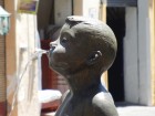 Une statue d'enfant qui crache de l'eau