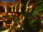 Un patio pris en photo de nuit