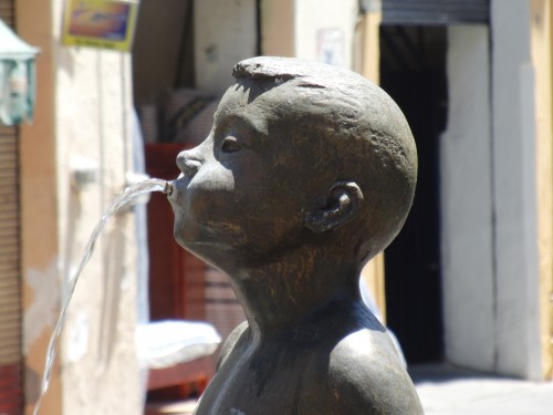 Une statue d'enfant qui crache de l'eau