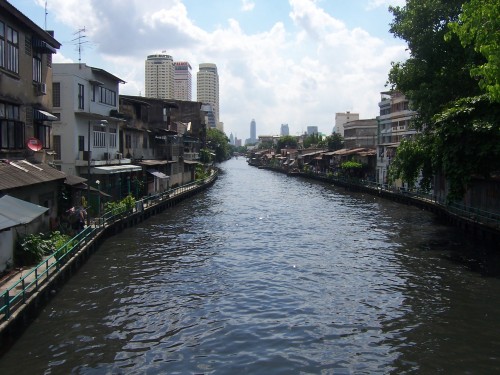 Un canal qui serpente dans Bangkok